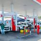 Suasana SPBU di Rest Area KM 57A Ruas Tol Jakarta–Cikampek saat pelaksanaan peresmian implementasi Biosolar B50. PT Jasamarga Transjawa Tol (JTT) memastikan pengamanan, pengaturan lalu lintas, dan pelayanan kepada pengguna jalan tetap berjalan optimal selama kegiatan berlangsung.