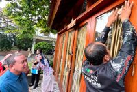 Wali Kota Bekasi memantau langsung proses pendataan ekonomi yang dilakukan petugas Badan Pusat Statistik (BPS) Kota Bekasi di kediamannya, Jumat (10/7/2026). Pemerintah Kota Bekasi mengajak masyarakat mendukung pendataan dengan memberikan informasi yang akurat sebagai dasar penyusunan kebijakan pembangunan yang tepat sasaran. (Foto: Humas Pemkot Bekasi)