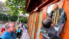 Wali Kota Bekasi memantau langsung proses pendataan ekonomi yang dilakukan petugas Badan Pusat Statistik (BPS) Kota Bekasi di kediamannya, Jumat (10/7/2026). Pemerintah Kota Bekasi mengajak masyarakat mendukung pendataan dengan memberikan informasi yang akurat sebagai dasar penyusunan kebijakan pembangunan yang tepat sasaran. (Foto: Humas Pemkot Bekasi)