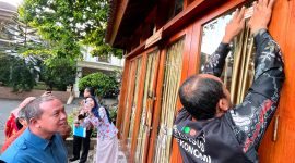 Wali Kota Bekasi memantau langsung proses pendataan ekonomi yang dilakukan petugas Badan Pusat Statistik (BPS) Kota Bekasi di kediamannya, Jumat (10/7/2026). Pemerintah Kota Bekasi mengajak masyarakat mendukung pendataan dengan memberikan informasi yang akurat sebagai dasar penyusunan kebijakan pembangunan yang tepat sasaran. (Foto: Humas Pemkot Bekasi)