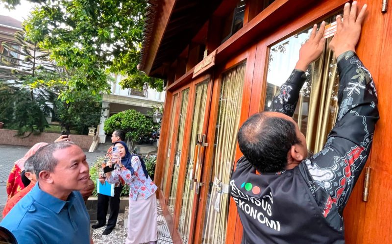 Wali Kota Bekasi memantau langsung proses pendataan ekonomi yang dilakukan petugas Badan Pusat Statistik (BPS) Kota Bekasi di kediamannya, Jumat (10/7/2026). Pemerintah Kota Bekasi mengajak masyarakat mendukung pendataan dengan memberikan informasi yang akurat sebagai dasar penyusunan kebijakan pembangunan yang tepat sasaran. (Foto: Humas Pemkot Bekasi)