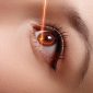 Ilustrasi prosedur operasi LASIK menggunakan teknologi laser untuk memperbaiki kelainan refraksi pada mata, sehingga membantu meningkatkan kualitas penglihatan dan mengurangi ketergantungan terhadap kacamata maupun lensa kontak.