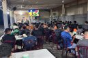 Warga antusias mengikuti nonton bareng pertandingan sepak bola dunia yang digelar TNI AD bekerja sama dengan TVRI di salah satu titik nobar. Program ini menjadi sarana mempererat kebersamaan sekaligus menghadirkan hiburan gratis bagi masyarakat.