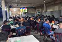 Warga antusias mengikuti nonton bareng pertandingan sepak bola dunia yang digelar TNI AD bekerja sama dengan TVRI di salah satu titik nobar. Program ini menjadi sarana mempererat kebersamaan sekaligus menghadirkan hiburan gratis bagi masyarakat.