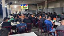 Warga antusias mengikuti nonton bareng pertandingan sepak bola dunia yang digelar TNI AD bekerja sama dengan TVRI di salah satu titik nobar. Program ini menjadi sarana mempererat kebersamaan sekaligus menghadirkan hiburan gratis bagi masyarakat.