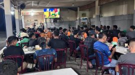 Warga antusias mengikuti nonton bareng pertandingan sepak bola dunia yang digelar TNI AD bekerja sama dengan TVRI di salah satu titik nobar. Program ini menjadi sarana mempererat kebersamaan sekaligus menghadirkan hiburan gratis bagi masyarakat.
