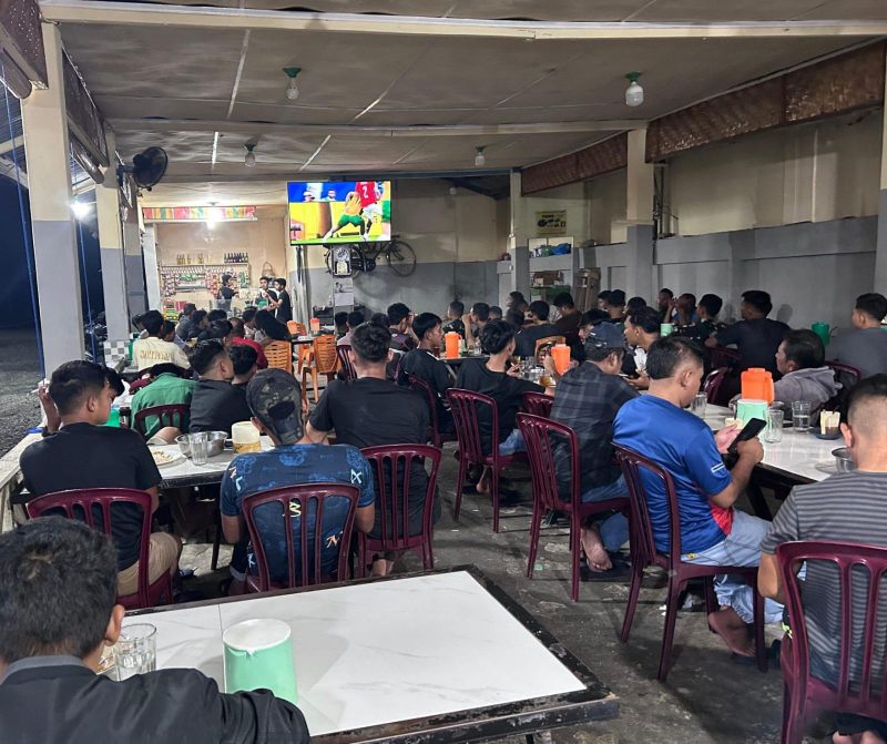 Warga antusias mengikuti nonton bareng pertandingan sepak bola dunia yang digelar TNI AD bekerja sama dengan TVRI di salah satu titik nobar. Program ini menjadi sarana mempererat kebersamaan sekaligus menghadirkan hiburan gratis bagi masyarakat.