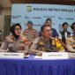 Plh. Kapolres Metro Bekasi Kombes Pol. Ikhlas Putro Wasono didampingi jajaran Polres Metro Bekasi memberikan keterangan kepada awak media saat konferensi pers pengungkapan kasus dugaan penganiayaan terhadap seorang bocah perempuan berusia 4 tahun di Mapolres Metro Bekasi, Senin (13/7/2026). Polisi menetapkan ibu tiri korban sebagai tersangka dan masih mendalami motif serta melengkapi alat bukti dalam perkara tersebut.