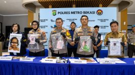 Plh. Kapolres Metro Bekasi Kombes Pol. Ikhlas Putro Wasono bersama jajaran Polres Metro Bekasi menunjukkan barang bukti saat konferensi pers pengungkapan kasus dugaan penganiayaan terhadap bocah perempuan berusia 4 tahun di Mapolres Metro Bekasi, Senin (13/7/2026). Polisi menetapkan ibu tiri korban sebagai tersangka dan terus mendalami motif serta melengkapi berkas penyidikan.
