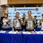 Plh. Kapolres Metro Bekasi Kombes Pol. Ikhlas Putro Wasono bersama jajaran Polres Metro Bekasi menunjukkan barang bukti saat konferensi pers pengungkapan kasus dugaan penganiayaan terhadap bocah perempuan berusia 4 tahun di Mapolres Metro Bekasi, Senin (13/7/2026). Polisi menetapkan ibu tiri korban sebagai tersangka dan terus mendalami motif serta melengkapi berkas penyidikan.