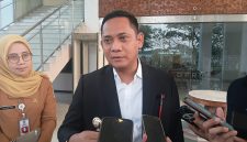 Plt. Bupati Bekasi Asep Surya Atmaja memberikan keterangan kepada awak media usai menghadiri kegiatan di Gedung DPRD Kabupaten Bekasi, Senin (13/7/2026). Asep menegaskan akan memanggil Direktur RSUD untuk mengevaluasi pelayanan rumah sakit, pengelolaan BLUD, serta kondisi keuangan dan tagihan BPJS.
