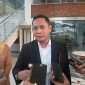 Plt. Bupati Bekasi Asep Surya Atmaja memberikan keterangan kepada awak media usai menghadiri kegiatan di Gedung DPRD Kabupaten Bekasi, Senin (13/7/2026). Asep menegaskan akan memanggil Direktur RSUD untuk mengevaluasi pelayanan rumah sakit, pengelolaan BLUD, serta kondisi keuangan dan tagihan BPJS.