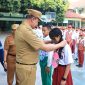 Wali Kota Bekasi Tri Adhianto menyematkan tanda pengenal kepada peserta didik baru saat meninjau pelaksanaan Masa Pengenalan Lingkungan Sekolah (MPLS) Ramah di SMP Negeri 12 Kota Bekasi, Senin (13/7/2026). Kunjungan tersebut dilakukan untuk memastikan hari pertama sekolah berlangsung aman, nyaman, inklusif, dan bebas dari perundungan.