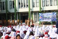 Wakil Wali Kota Bekasi Abdul Harris Bobihoe memberikan arahan kepada peserta didik baru saat meninjau pelaksanaan Masa Pengenalan Lingkungan Sekolah (MPLS) Ramah Tahun Ajaran 2026/2027 di SMP Negeri 2 Kota Bekasi, Senin (13/7/2026). Peninjauan dilakukan untuk memastikan hari pertama sekolah berlangsung tertib, aman, nyaman, dan mendukung terciptanya lingkungan belajar yang ramah bagi seluruh siswa.