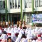 Wakil Wali Kota Bekasi Abdul Harris Bobihoe memberikan arahan kepada peserta didik baru saat meninjau pelaksanaan Masa Pengenalan Lingkungan Sekolah (MPLS) Ramah Tahun Ajaran 2026/2027 di SMP Negeri 2 Kota Bekasi, Senin (13/7/2026). Peninjauan dilakukan untuk memastikan hari pertama sekolah berlangsung tertib, aman, nyaman, dan mendukung terciptanya lingkungan belajar yang ramah bagi seluruh siswa.