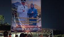 Tim pemenangan calon Kepala Desa Muktiwari, H. Bahrudin, SE bersama Hj. Teti Karyati, M.Pd memasang baliho kampanye di salah satu titik strategis Desa Muktiwari, Kecamatan Cibitung, Kabupaten Bekasi, sebagai bagian dari sosialisasi menjelang Pilkades Muktiwari periode 2026–2034, Senin (13/7/2026).