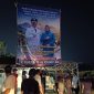 Tim pemenangan calon Kepala Desa Muktiwari, H. Bahrudin, SE bersama Hj. Teti Karyati, M.Pd memasang baliho kampanye di salah satu titik strategis Desa Muktiwari, Kecamatan Cibitung, Kabupaten Bekasi, sebagai bagian dari sosialisasi menjelang Pilkades Muktiwari periode 2026–2034, Senin (13/7/2026).