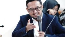 Ketua DPRD Kabupaten Bekasi Ade Sukron menyampaikan keterangan kepada awak media usai Rapat Paripurna DPRD Kabupaten Bekasi, Senin (13/7/2026). Doc