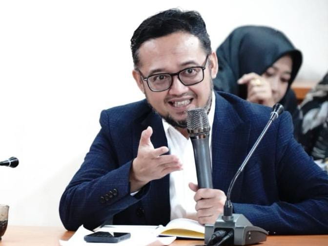 Ketua DPRD Kabupaten Bekasi Ade Sukron menyampaikan keterangan kepada awak media usai Rapat Paripurna DPRD Kabupaten Bekasi, Senin (13/7/2026). Doc