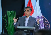 Menteri Ketenagakerjaan RI Yassierli menyampaikan paparan dalam sebuah kegiatan resmi di Jakarta. Yassierli dijadwalkan menghadiri Labour and Employment Ministers' Meeting (LEMM) BRICS di India pada 15–16 Juli 2026 untuk membahas isu jaminan sosial, pengembangan keterampilan, dan masa depan dunia kerja. Foto: Kemnaker RI.