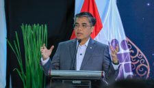 Menteri Ketenagakerjaan RI Yassierli menyampaikan paparan dalam sebuah kegiatan resmi di Jakarta. Yassierli dijadwalkan menghadiri Labour and Employment Ministers' Meeting (LEMM) BRICS di India pada 15–16 Juli 2026 untuk membahas isu jaminan sosial, pengembangan keterampilan, dan masa depan dunia kerja. Foto: Kemnaker RI.