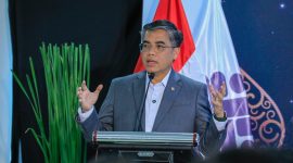Menteri Ketenagakerjaan RI Yassierli menyampaikan paparan dalam sebuah kegiatan resmi di Jakarta. Yassierli dijadwalkan menghadiri Labour and Employment Ministers' Meeting (LEMM) BRICS di India pada 15–16 Juli 2026 untuk membahas isu jaminan sosial, pengembangan keterampilan, dan masa depan dunia kerja. Foto: Kemnaker RI.