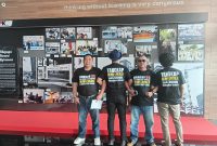 LSM JAMWAS berpose di lobi Gedung Merah Putih KPK, Jakarta, usai menyerahkan laporan kepada Dewan Pengawas dan pimpinan KPK. Mereka mendesak KPK mengusut tuntas dugaan korupsi proyek di Kabupaten Bekasi berdasarkan fakta-fakta yang terungkap dalam persidangan.