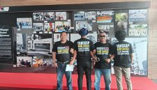 LSM JAMWAS berpose di lobi Gedung Merah Putih KPK, Jakarta, usai menyerahkan laporan kepada Dewan Pengawas dan pimpinan KPK. Mereka mendesak KPK mengusut tuntas dugaan korupsi proyek di Kabupaten Bekasi berdasarkan fakta-fakta yang terungkap dalam persidangan.