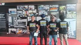 LSM JAMWAS berpose di lobi Gedung Merah Putih KPK, Jakarta, usai menyerahkan laporan kepada Dewan Pengawas dan pimpinan KPK. Mereka mendesak KPK mengusut tuntas dugaan korupsi proyek di Kabupaten Bekasi berdasarkan fakta-fakta yang terungkap dalam persidangan.