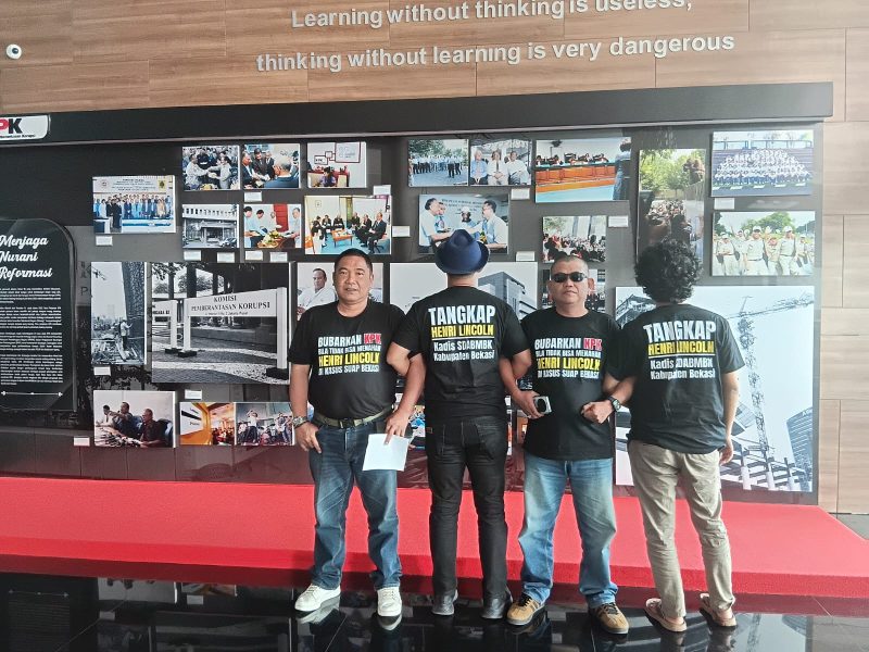 LSM JAMWAS berpose di lobi Gedung Merah Putih KPK, Jakarta, usai menyerahkan laporan kepada Dewan Pengawas dan pimpinan KPK. Mereka mendesak KPK mengusut tuntas dugaan korupsi proyek di Kabupaten Bekasi berdasarkan fakta-fakta yang terungkap dalam persidangan.