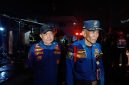 Komandan Pleton (Danton) Damkar Kabupaten Bekasi, Wawan (kanan), didampingi petugas Damkar Subur (kiri), memberikan keterangan kepada awak media usai memimpin proses pemadaman kebakaran empat kios di Pasar Tambun Selatan, Kabupaten Bekasi, Selasa (14/7/2026) malam. Kebakaran berhasil dipadamkan dalam waktu sekitar 20 menit tanpa menimbulkan korban jiwa.