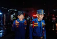 Komandan Pleton (Danton) Damkar Kabupaten Bekasi, Wawan (kanan), didampingi petugas Damkar Subur (kiri), memberikan keterangan kepada awak media usai memimpin proses pemadaman kebakaran empat kios di Pasar Tambun Selatan, Kabupaten Bekasi, Selasa (14/7/2026) malam. Kebakaran berhasil dipadamkan dalam waktu sekitar 20 menit tanpa menimbulkan korban jiwa.