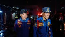 Komandan Pleton (Danton) Damkar Kabupaten Bekasi, Wawan (kanan), didampingi petugas Damkar Subur (kiri), memberikan keterangan kepada awak media usai memimpin proses pemadaman kebakaran empat kios di Pasar Tambun Selatan, Kabupaten Bekasi, Selasa (14/7/2026) malam. Kebakaran berhasil dipadamkan dalam waktu sekitar 20 menit tanpa menimbulkan korban jiwa.