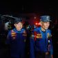 Komandan Pleton (Danton) Damkar Kabupaten Bekasi, Wawan (kanan), didampingi petugas Damkar Subur (kiri), memberikan keterangan kepada awak media usai memimpin proses pemadaman kebakaran empat kios di Pasar Tambun Selatan, Kabupaten Bekasi, Selasa (14/7/2026) malam. Kebakaran berhasil dipadamkan dalam waktu sekitar 20 menit tanpa menimbulkan korban jiwa.