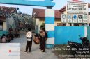 Suasana di pintu masuk SMP Negeri 2 Tambelang, Kecamatan Tambelang, Kabupaten Bekasi, Selasa (14/7/2026). Sejumlah wali murid menyoroti kondisi sarana dan prasarana sekolah yang dinilai masih memerlukan perhatian, di antaranya halaman sekolah yang masih berupa tanah serta sebagian pagar yang disebut belum memadai.