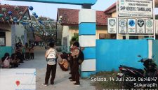 Suasana di pintu masuk SMP Negeri 2 Tambelang, Kecamatan Tambelang, Kabupaten Bekasi, Selasa (14/7/2026). Sejumlah wali murid menyoroti kondisi sarana dan prasarana sekolah yang dinilai masih memerlukan perhatian, di antaranya halaman sekolah yang masih berupa tanah serta sebagian pagar yang disebut belum memadai.