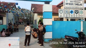 Suasana di pintu masuk SMP Negeri 2 Tambelang, Kecamatan Tambelang, Kabupaten Bekasi, Selasa (14/7/2026). Sejumlah wali murid menyoroti kondisi sarana dan prasarana sekolah yang dinilai masih memerlukan perhatian, di antaranya halaman sekolah yang masih berupa tanah serta sebagian pagar yang disebut belum memadai.