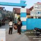 Suasana di pintu masuk SMP Negeri 2 Tambelang, Kecamatan Tambelang, Kabupaten Bekasi, Selasa (14/7/2026). Sejumlah wali murid menyoroti kondisi sarana dan prasarana sekolah yang dinilai masih memerlukan perhatian, di antaranya halaman sekolah yang masih berupa tanah serta sebagian pagar yang disebut belum memadai.