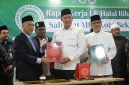 Wali Kota Bekasi Tri Adhianto menerima cendera mata usai menghadiri Rapat Kerja (Raker) I Sahabat MUI Kota Bekasi di Asrama Haji Kota Bekasi, Rabu (15/7/2026).