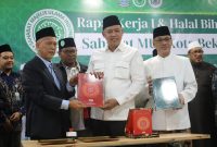 Wali Kota Bekasi Tri Adhianto menerima cendera mata usai menghadiri Rapat Kerja (Raker) I Sahabat MUI Kota Bekasi di Asrama Haji Kota Bekasi, Rabu (15/7/2026).