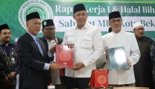 Wali Kota Bekasi Tri Adhianto menerima cendera mata usai menghadiri Rapat Kerja (Raker) I Sahabat MUI Kota Bekasi di Asrama Haji Kota Bekasi, Rabu (15/7/2026).