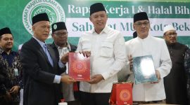 Wali Kota Bekasi Tri Adhianto menerima cendera mata usai menghadiri Rapat Kerja (Raker) I Sahabat MUI Kota Bekasi di Asrama Haji Kota Bekasi, Rabu (15/7/2026).