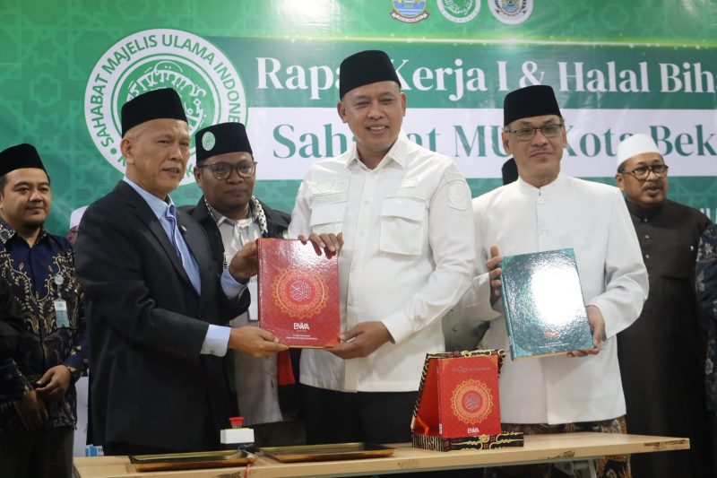 Wali Kota Bekasi Tri Adhianto menerima cendera mata usai menghadiri Rapat Kerja (Raker) I Sahabat MUI Kota Bekasi di Asrama Haji Kota Bekasi, Rabu (15/7/2026).