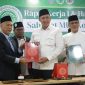 Wali Kota Bekasi Tri Adhianto menerima cendera mata usai menghadiri Rapat Kerja (Raker) I Sahabat MUI Kota Bekasi di Asrama Haji Kota Bekasi, Rabu (15/7/2026).