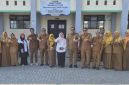 Kepala Dinas Pendidikan Kabupaten Bekasi, Imam Faturohman, S.T., M.Si., berfoto bersama jajaran guru dan tenaga kependidikan usai melakukan inspeksi mendadak (sidak) di SMP Negeri 7 Cibitung, Kecamatan Cibitung, Kabupaten Bekasi, Senin (13/7/2026). Sidak dilakukan untuk meninjau kesiapan sarana pendidikan dan daya tampung sekolah dalam pelaksanaan Sistem Penerimaan Murid Baru (SPMB).
 / Foto : Abdul Aziz