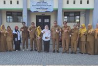 Kepala Dinas Pendidikan Kabupaten Bekasi, Imam Faturohman, S.T., M.Si., berfoto bersama jajaran guru dan tenaga kependidikan usai melakukan inspeksi mendadak (sidak) di SMP Negeri 7 Cibitung, Kecamatan Cibitung, Kabupaten Bekasi, Senin (13/7/2026). Sidak dilakukan untuk meninjau kesiapan sarana pendidikan dan daya tampung sekolah dalam pelaksanaan Sistem Penerimaan Murid Baru (SPMB).
/ Foto : Abdul Aziz