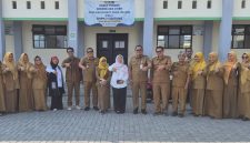 Kepala Dinas Pendidikan Kabupaten Bekasi, Imam Faturohman, S.T., M.Si., berfoto bersama jajaran guru dan tenaga kependidikan usai melakukan inspeksi mendadak (sidak) di SMP Negeri 7 Cibitung, Kecamatan Cibitung, Kabupaten Bekasi, Senin (13/7/2026). Sidak dilakukan untuk meninjau kesiapan sarana pendidikan dan daya tampung sekolah dalam pelaksanaan Sistem Penerimaan Murid Baru (SPMB).
 / Foto : Abdul Aziz