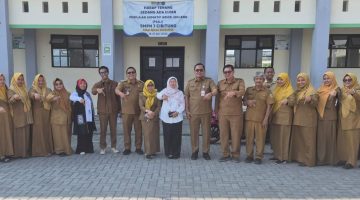 Kepala Dinas Pendidikan Kabupaten Bekasi, Imam Faturohman, S.T., M.Si., berfoto bersama jajaran guru dan tenaga kependidikan usai melakukan inspeksi mendadak (sidak) di SMP Negeri 7 Cibitung, Kecamatan Cibitung, Kabupaten Bekasi, Senin (13/7/2026). Sidak dilakukan untuk meninjau kesiapan sarana pendidikan dan daya tampung sekolah dalam pelaksanaan Sistem Penerimaan Murid Baru (SPMB).
 / Foto : Abdul Aziz