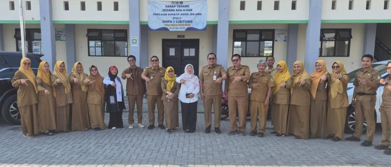 Kepala Dinas Pendidikan Kabupaten Bekasi, Imam Faturohman, S.T., M.Si., berfoto bersama jajaran guru dan tenaga kependidikan usai melakukan inspeksi mendadak (sidak) di SMP Negeri 7 Cibitung, Kecamatan Cibitung, Kabupaten Bekasi, Senin (13/7/2026). Sidak dilakukan untuk meninjau kesiapan sarana pendidikan dan daya tampung sekolah dalam pelaksanaan Sistem Penerimaan Murid Baru (SPMB).
 / Foto : Abdul Aziz
