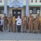 Kepala Dinas Pendidikan Kabupaten Bekasi, Imam Faturohman, S.T., M.Si., berfoto bersama jajaran guru dan tenaga kependidikan usai melakukan inspeksi mendadak (sidak) di SMP Negeri 7 Cibitung, Kecamatan Cibitung, Kabupaten Bekasi, Senin (13/7/2026). Sidak dilakukan untuk meninjau kesiapan sarana pendidikan dan daya tampung sekolah dalam pelaksanaan Sistem Penerimaan Murid Baru (SPMB).
 / Foto : Abdul Aziz